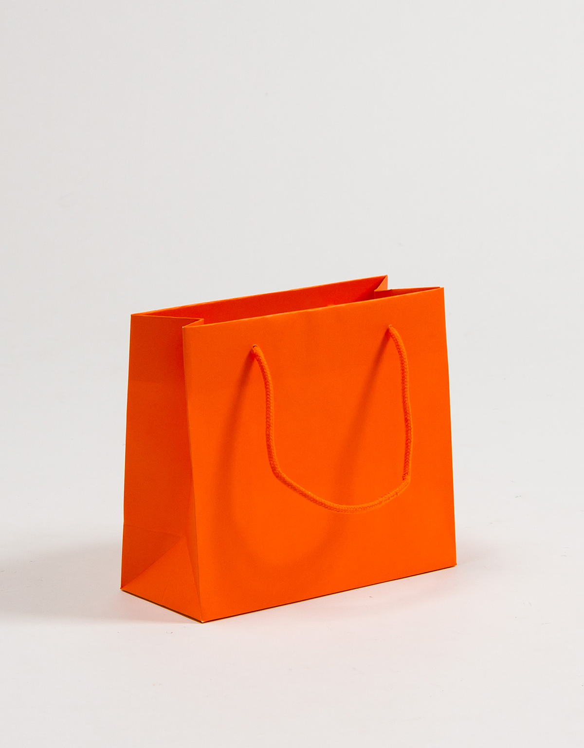 Produktbild Papiertragetaschen POP mit Baumwollkordeln orange in der Größe 23 x 10 x 20 + 5 cm
