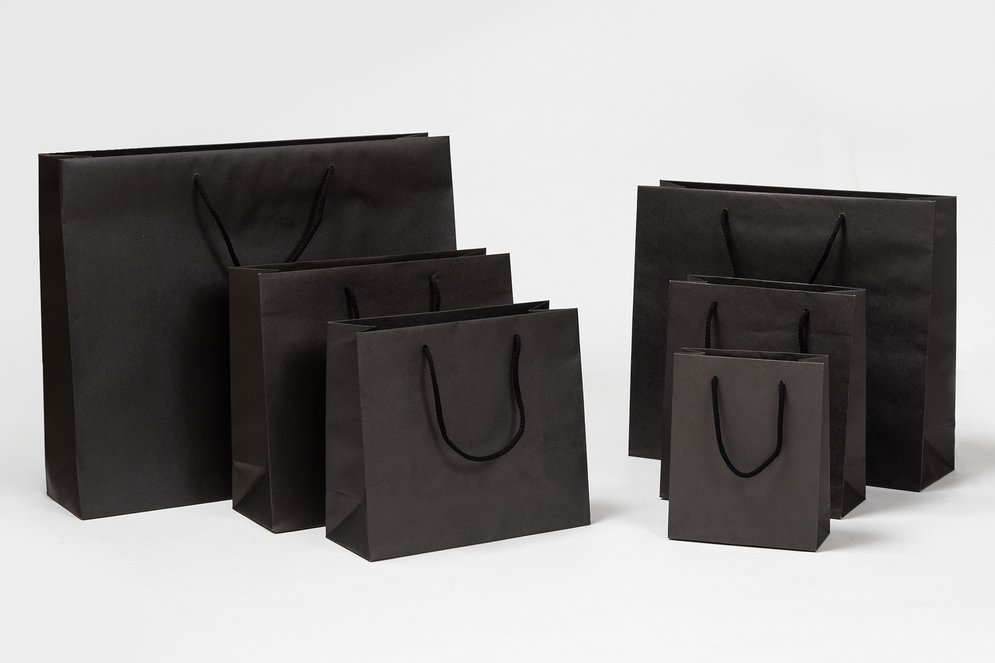 Gruppenbild Papiertragetaschen ECO mit Stoffkordeln schwarz 