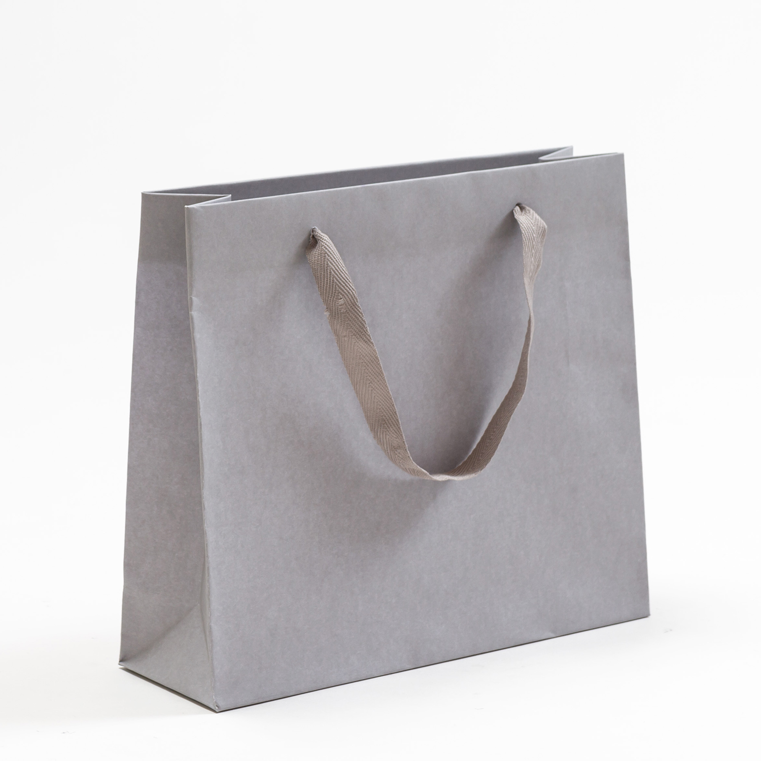 Produktbild Papiertragetaschen Royal mit Stoffbändern grau in der Größe 32 x 10 x 27,5 + 5 cm