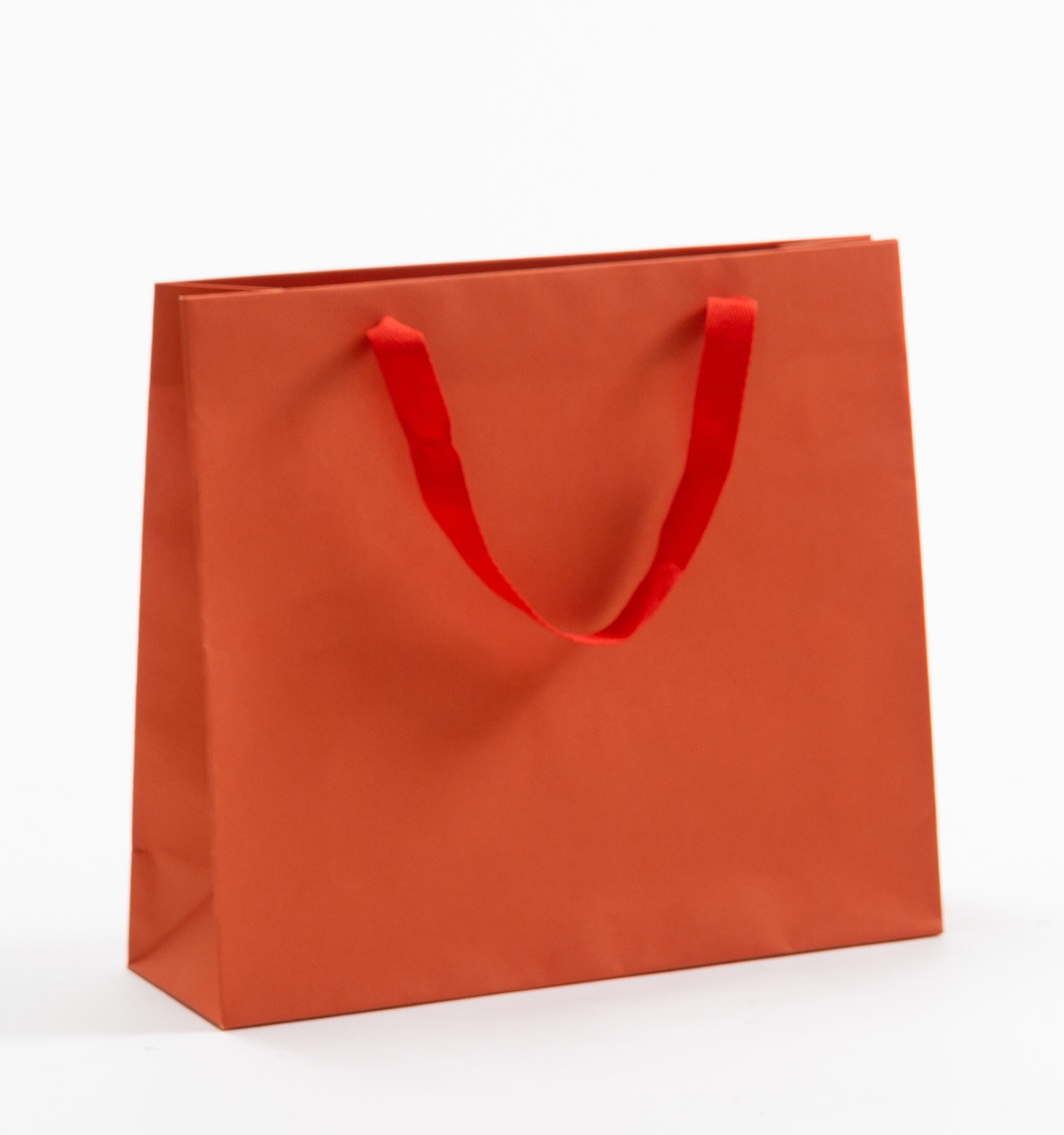 Produktbild Papiertragetaschen Royal mit Stoffbändern rot in der Größe 32 x 10 x 27,5 + 5 cm