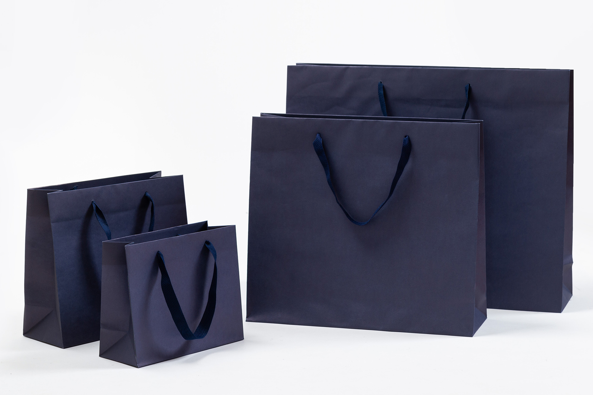 Gruppenbild Papiertragetaschen Royal mit Stoffbändern dunkelblau navy blau