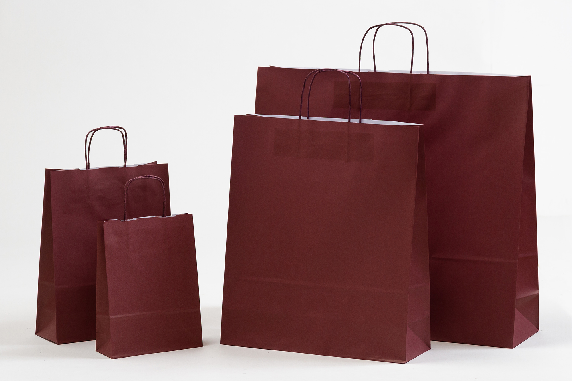 Gruppenbild Papiertragetaschen FASHION mit gedrehter Papierkordel bordeaux rot