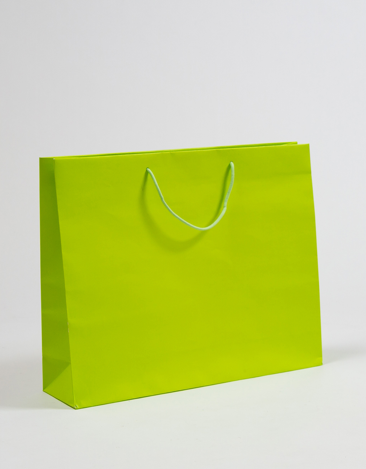 Produktbild Papiertragetaschen POP mit Stoffkordel grün in der Größe 54 x 14 x 44 + 5 cm