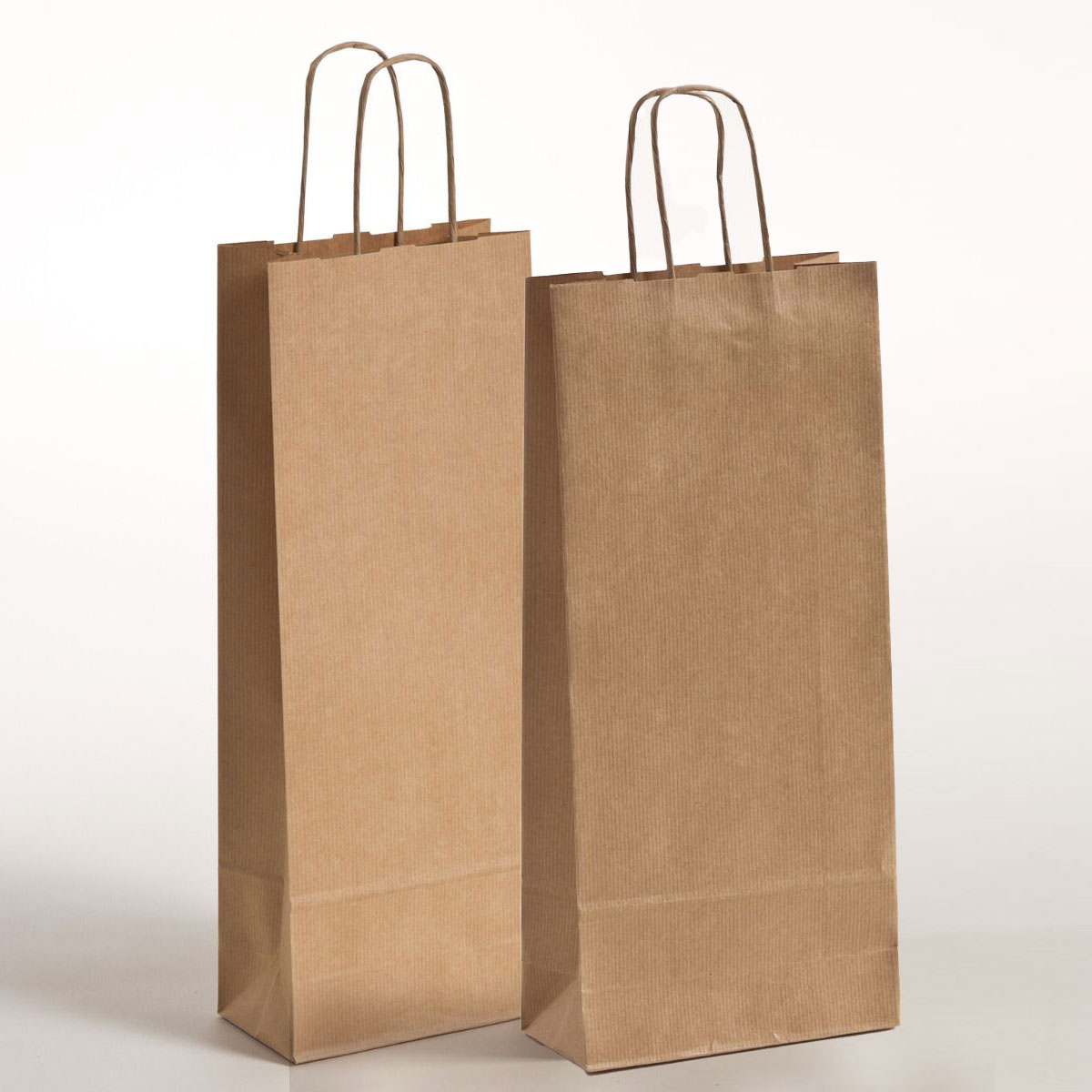 Gruppenbild Flaschentaschen Papiertragetaschen mit gedrehter Papierkordel braun