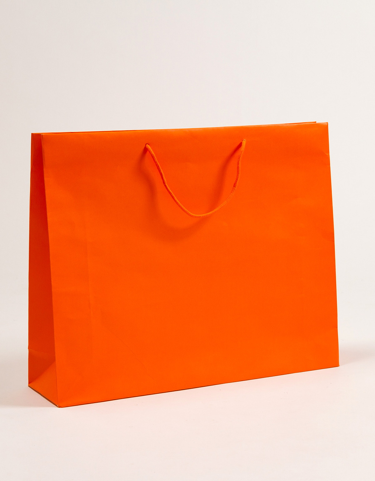 Produktbild Papiertragetaschen POP mit Stoffkordel orange in der Größe 54 x 14 x 44 + 5 cm