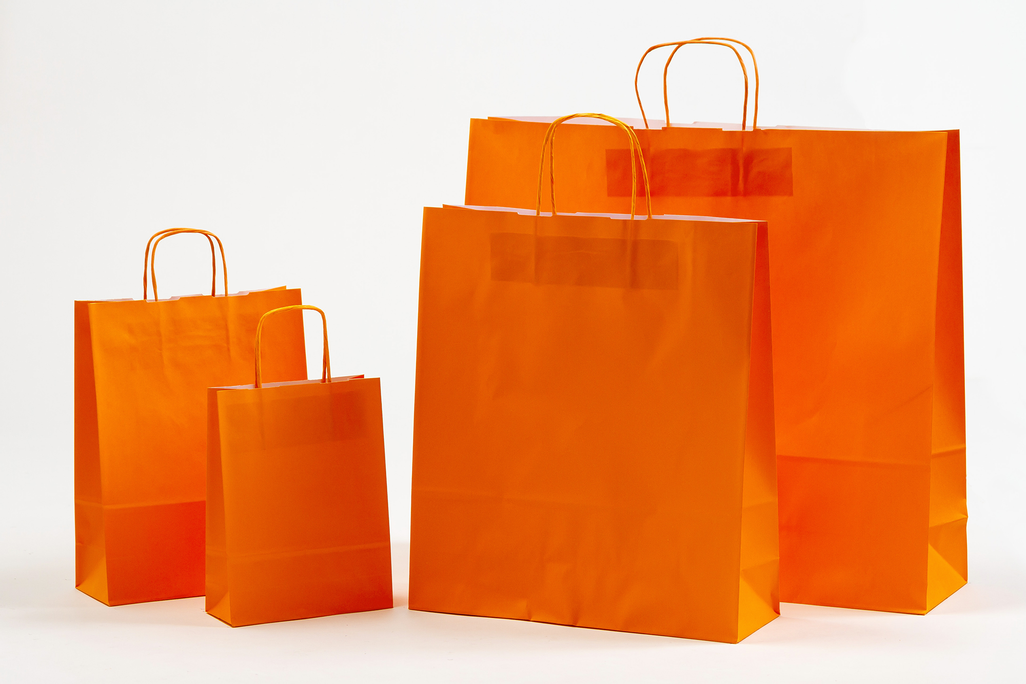 Gruppenbild Papiertragetaschen FASHION mit gedrehter Papierkordel orange