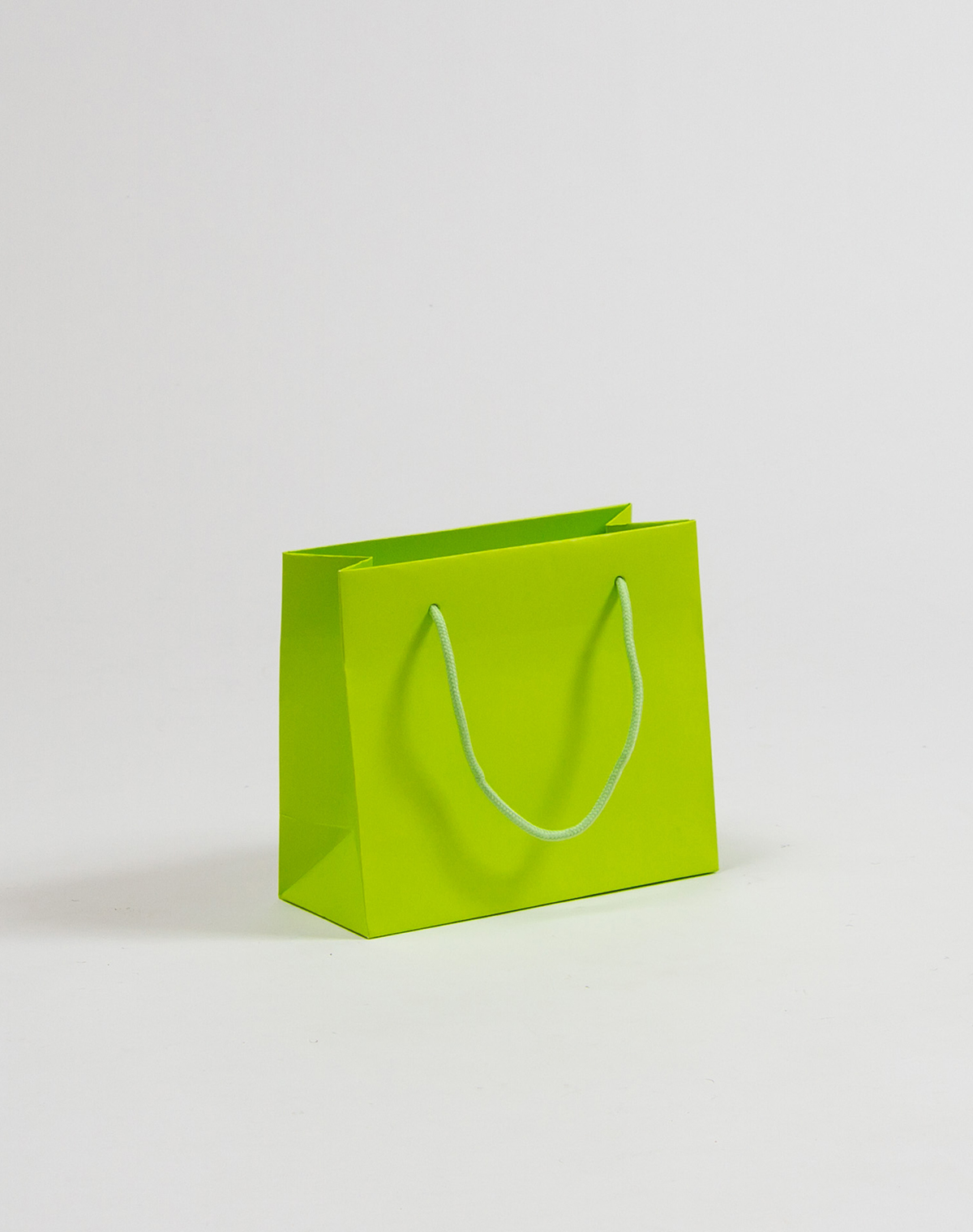Produktbild Papiertragetaschen POP mit Baumwollkordeln grün in der Größe 23 x 10 x 20 + 5 cm