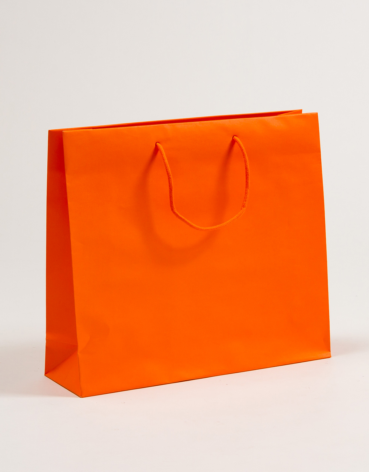 Produktbild Papiertragetaschen POP mit Stoffkordel orange in der Größe 40 x 12 x 36 + 5 cm