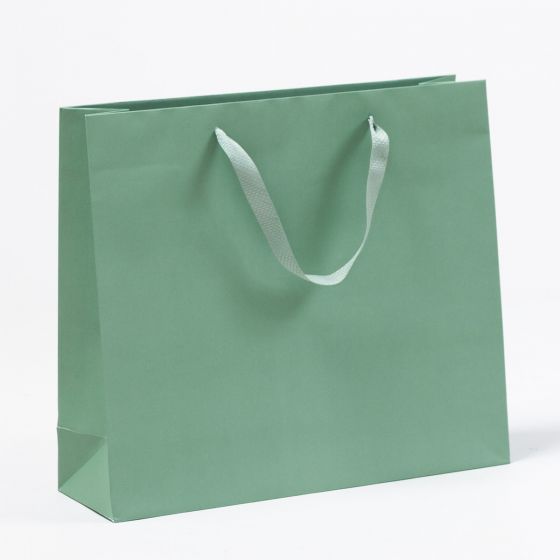 Produktbild Papiertragetaschen Royal mit Stoffbändern laurel grün in der Größe 42 x 13 x 37 + 6 cm