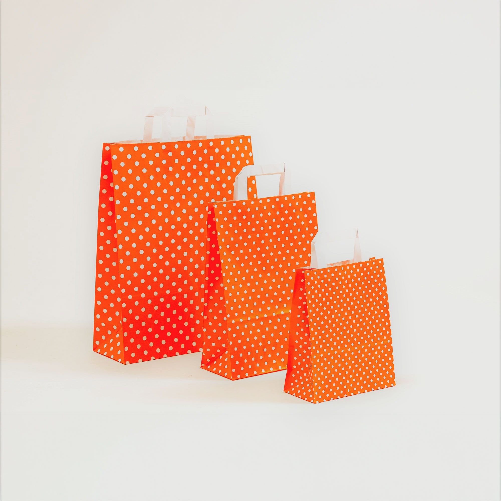 Gruppenbild SALE Papiertragetaschen mit Flachhenkel Orange mit Punkten