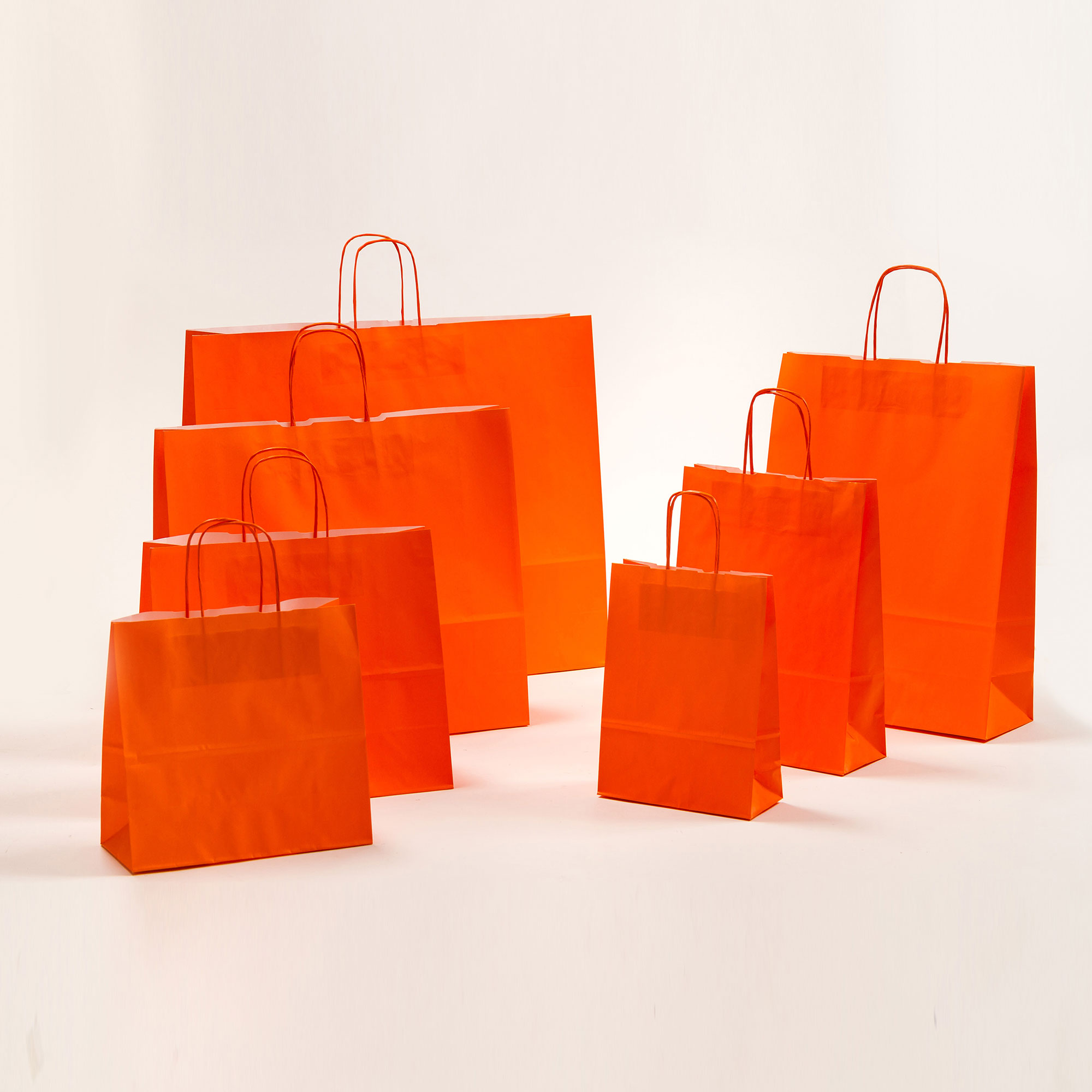 Gruppenbild Papiertragetaschen COLOR mit gedrehter Papierkordel orange