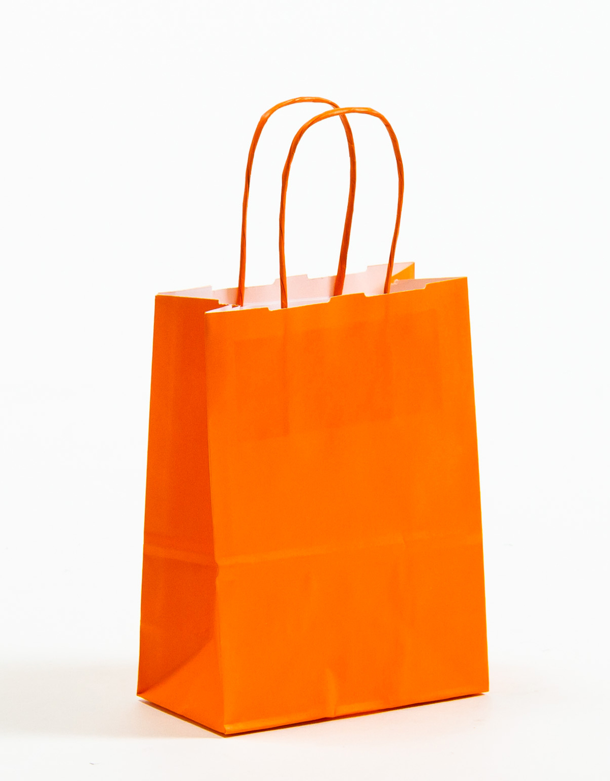 Produktbild Papiertragetaschen COLOR mit gedrehter Papierkordel orange in der Größe 15 x 8 x 20 cm
