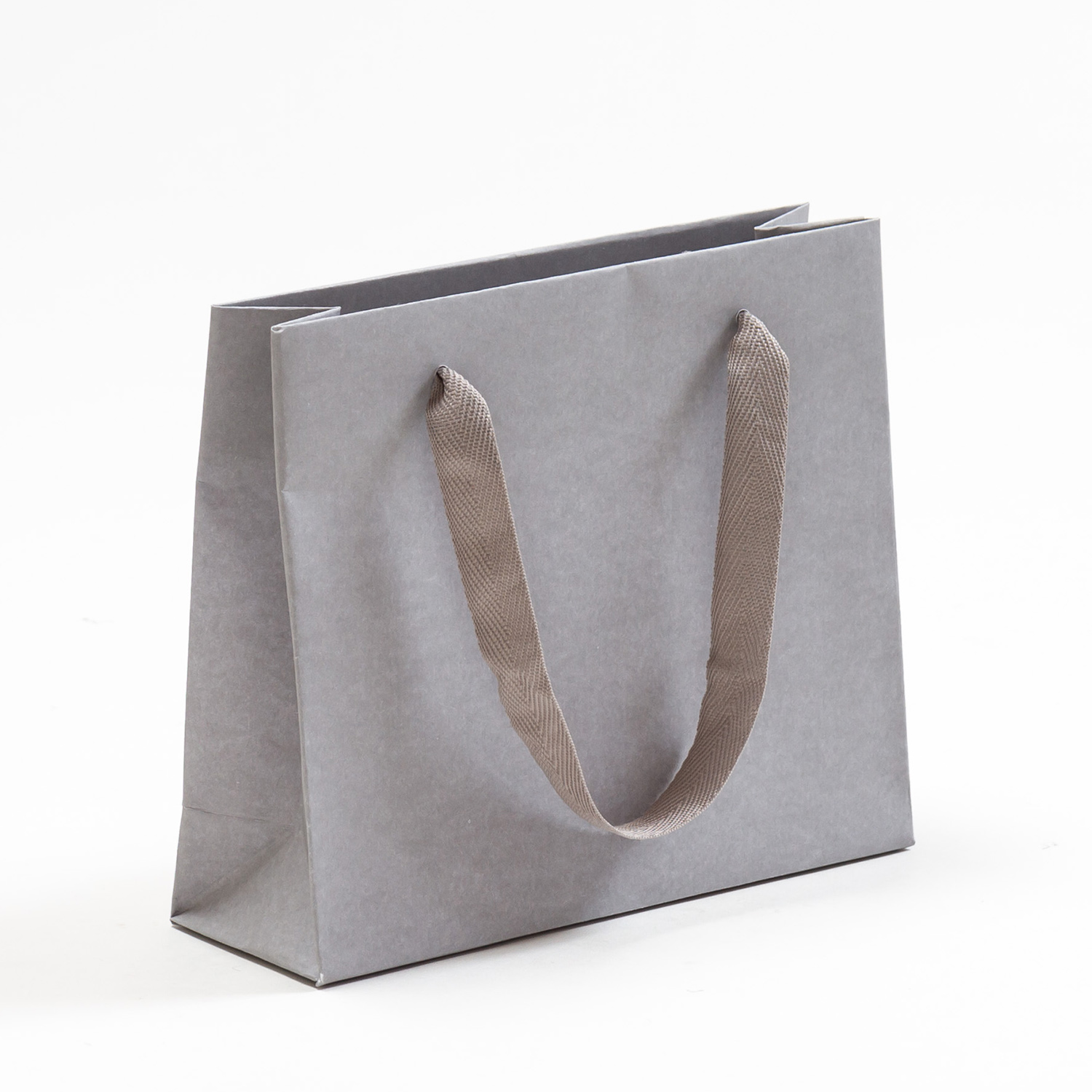 Produktbild Papiertragetaschen Royal mit Stoffbändern grau in der Größe 24 x 8 x 20 + 5 cm