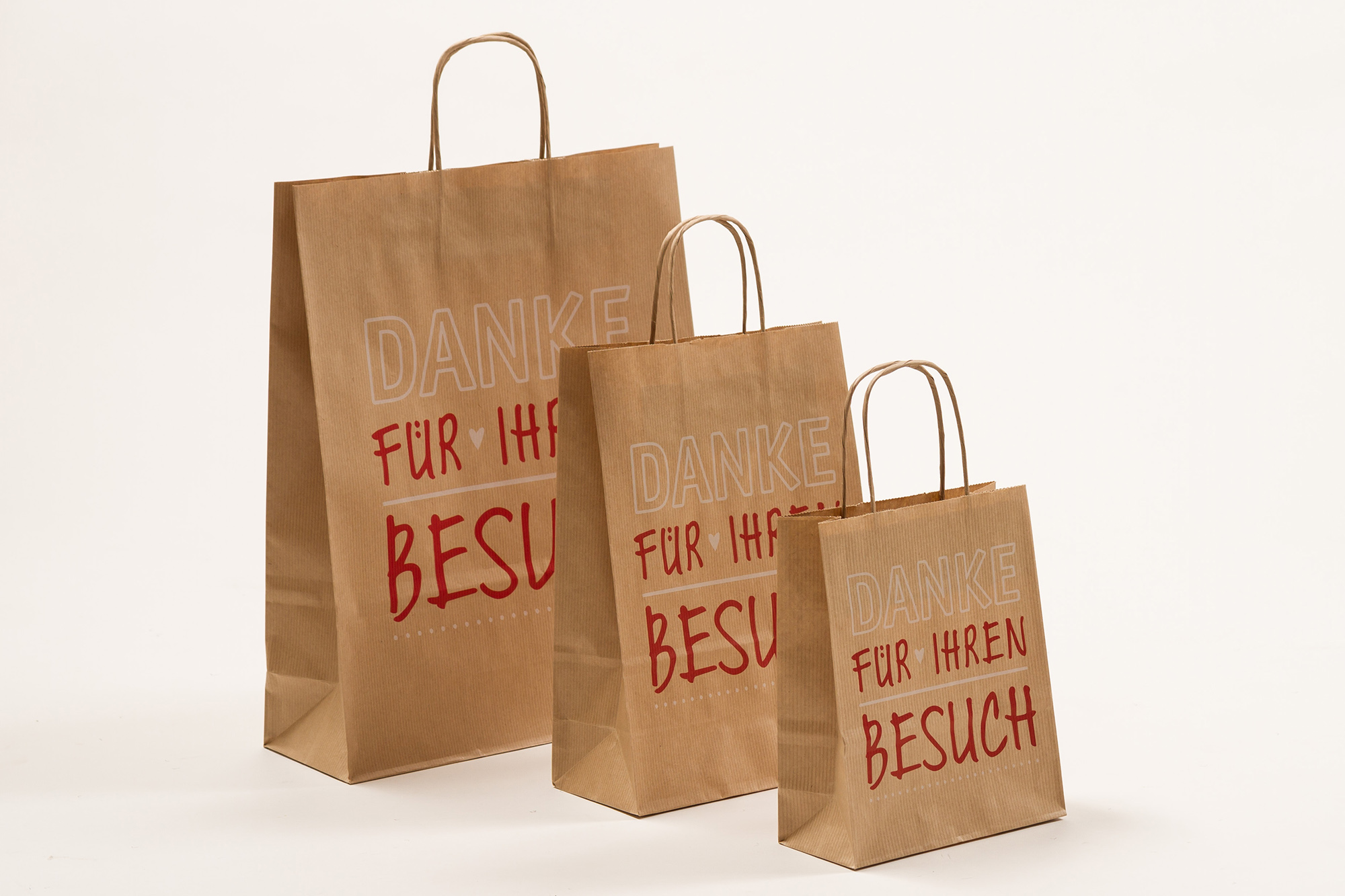 Gruppenbild Papiertragetaschen mit gedrehter Papierkordel Danke
