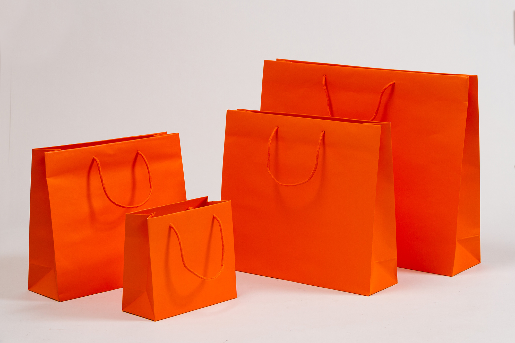 Gruppenbild Papiertragetaschen POP mit Baumwollkordeln orange