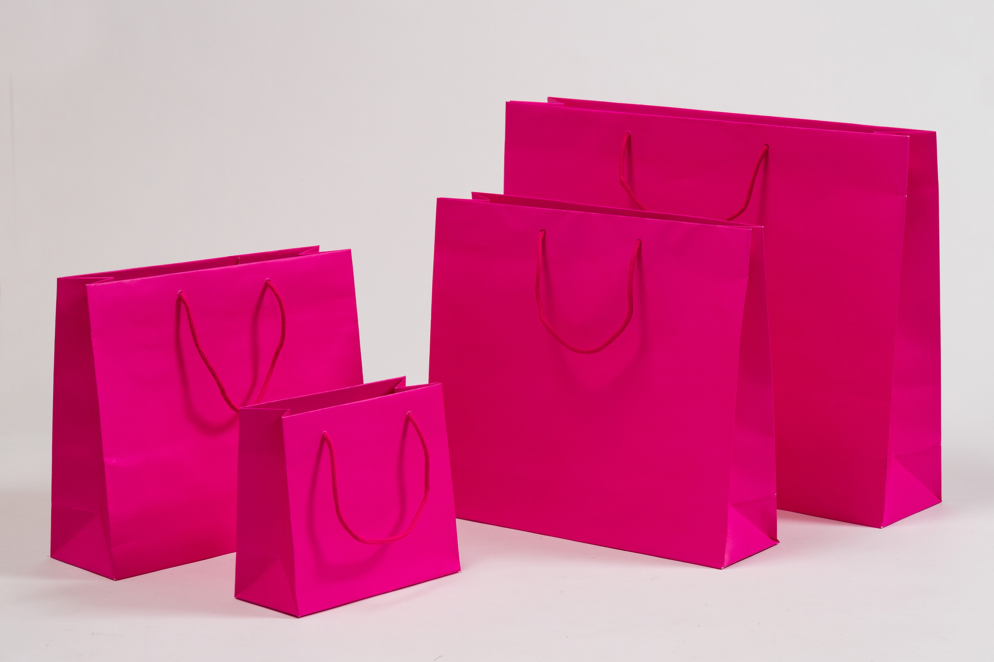 Gruppenbild Papiertragetaschen POP mit Baumwollkordeln pink