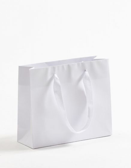 Produktbild Papiertragetaschen Royal mit Stoffbändern weiß in der Größe 24 x 8 x 20 + 5 cm